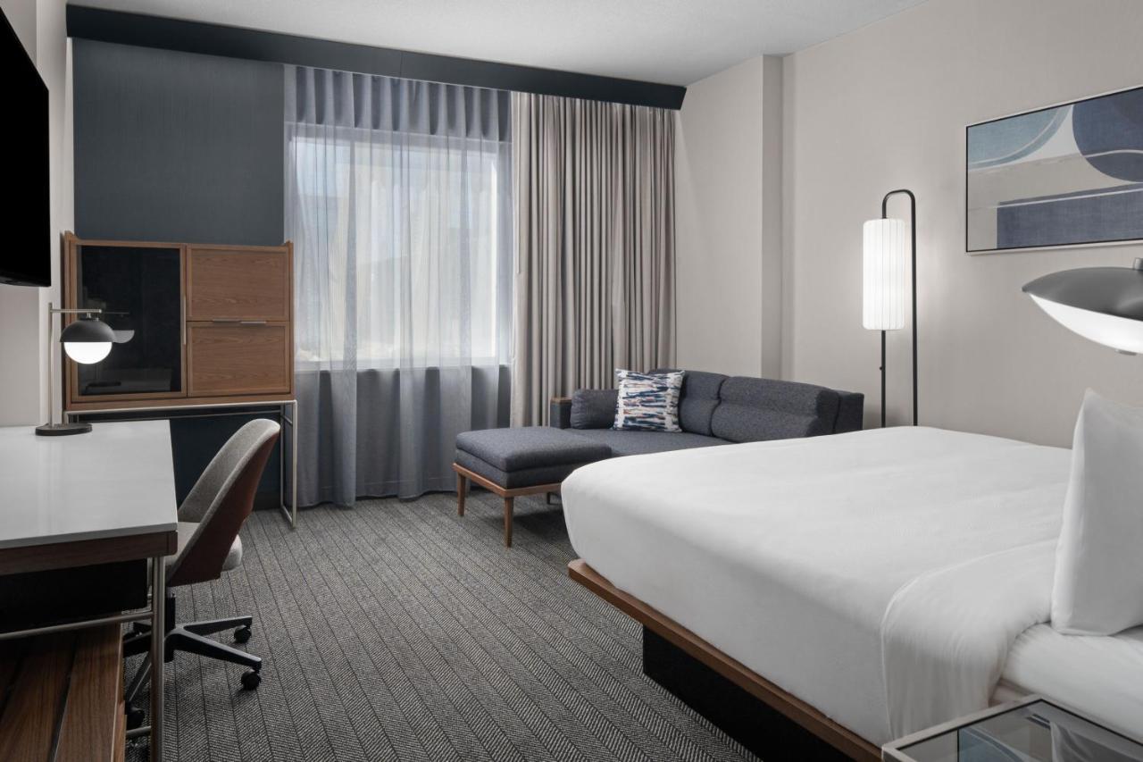 Готель Courtyard By Marriott Calgary Downtown Екстер'єр фото